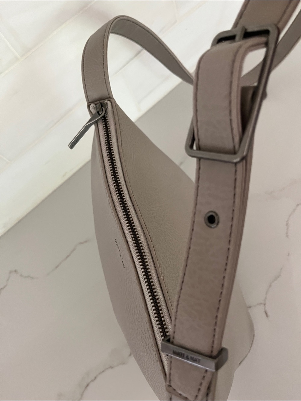 Matt & Nat NEW Sam Vegan Grain Leather Crossbody Bag Purse in Plateau - Picture 8 of 14